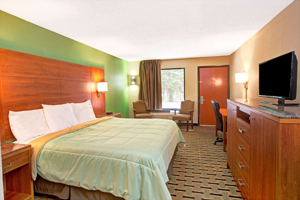 Standard Room, 1 King Bed, Non Smoking, Refrigerator & Microwave - Photo 1