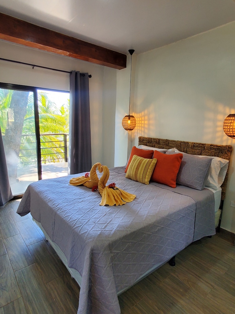 Deluxe Room, 1 Queen Bed, Garden View photo 2
