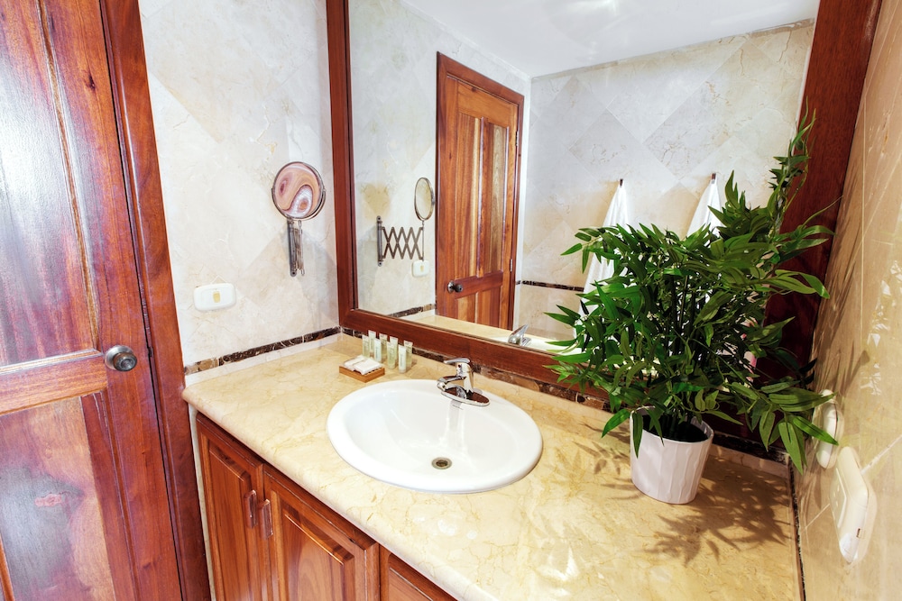 Executive Suite, Pool View photo 3