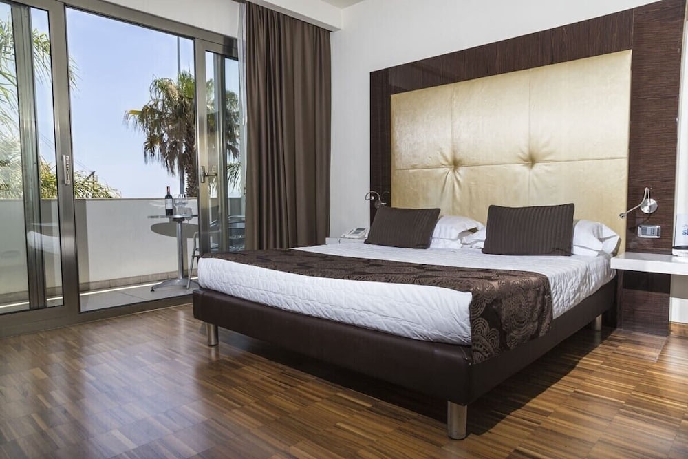 Premier Room, Sea View - Photo 5