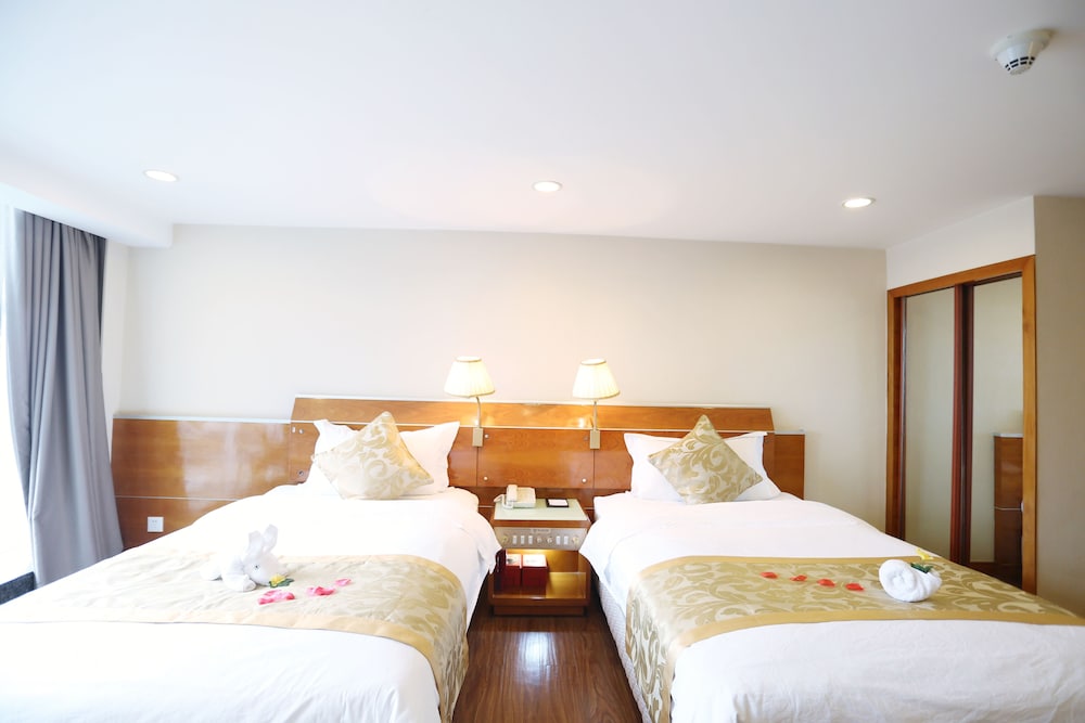Elegant Twin Room photo 3