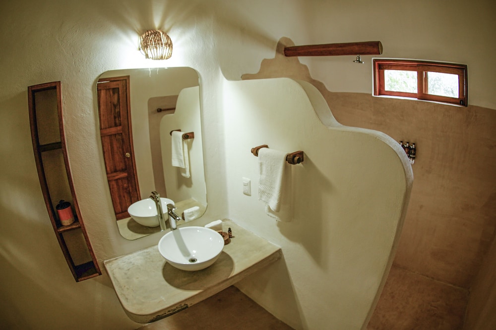 Deluxe Room, 1 Queen Bed, Private Bathroom - Photo 13