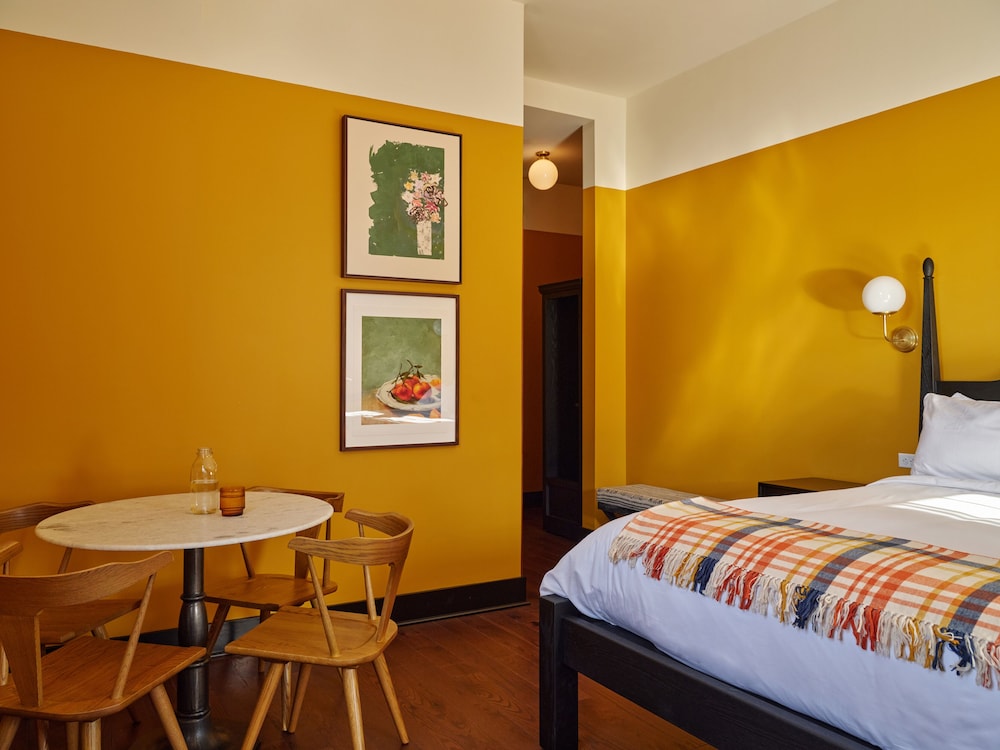 Deluxe Room, 1 King Bed photo 1