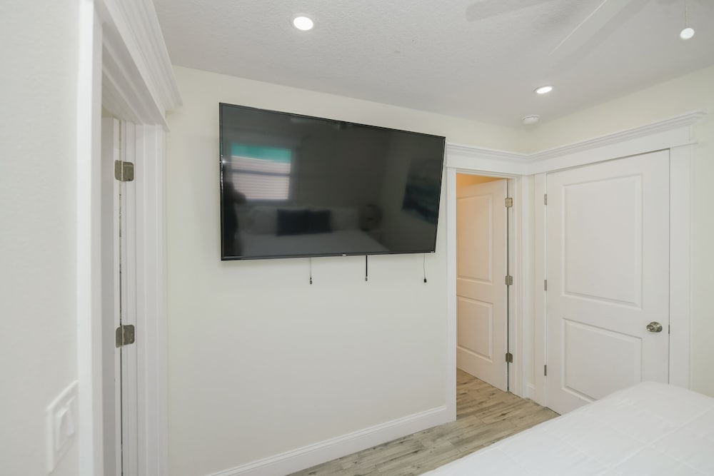 Suite - Photo 17