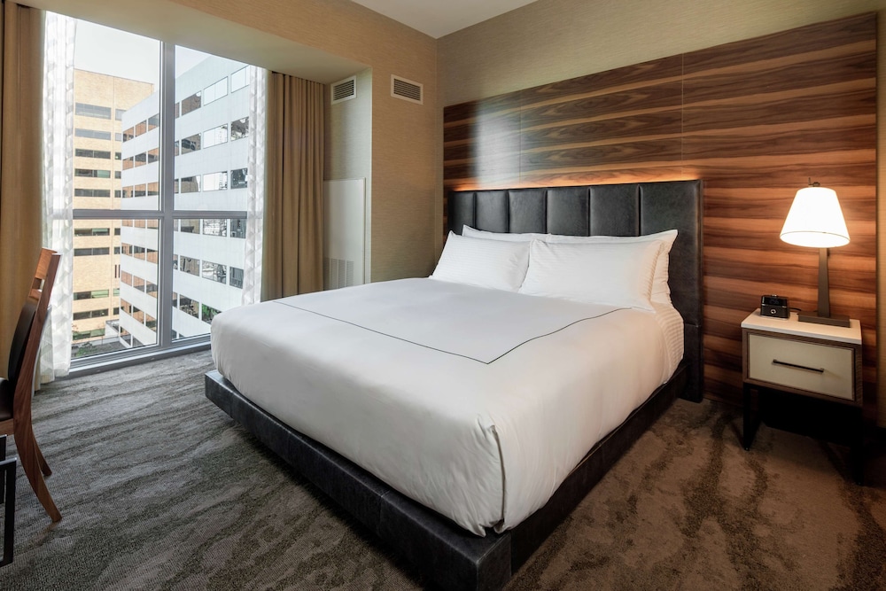 Room, 1 King Bed, Accessible, Bathtub (Partial River View)
