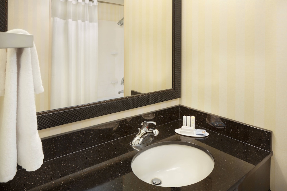 Room, 2 Queen Beds (Mobility/Hearing Accessible, Tub) - Photo 4
