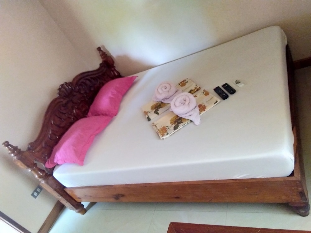 Deluxe Room, 1 King Bed, Non Smoking photo 3