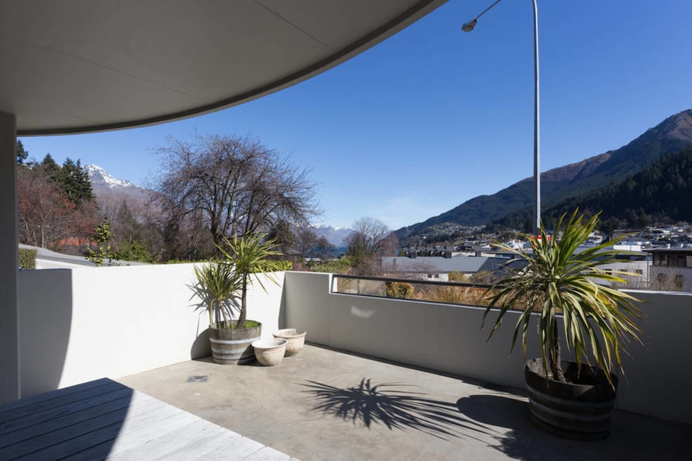 4 Bedroom, 2 Bathroom Mountain View/Roadside Apartment, photo 6