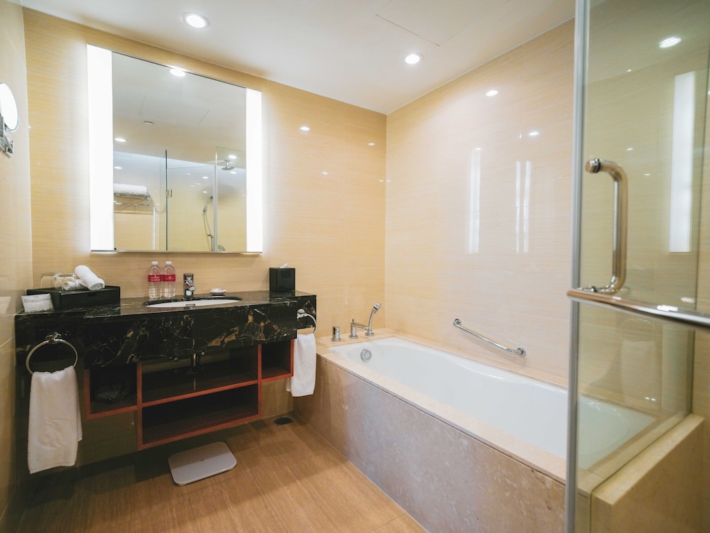 Suite, 1 King Bed, Non Smoking - Photo 5