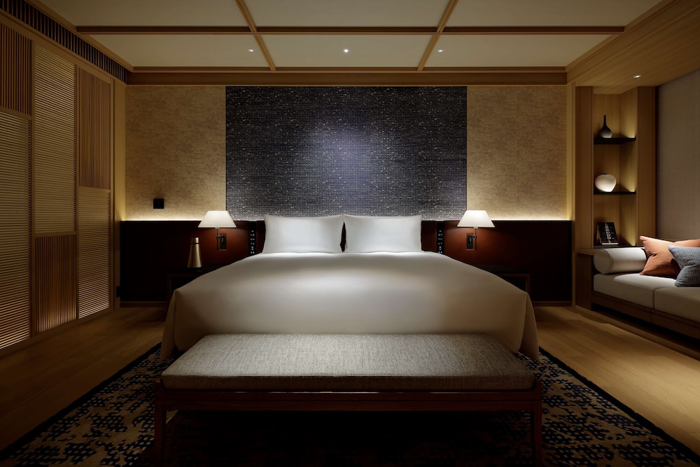 PEAK Suite Room 1 King Bed - Photo 2