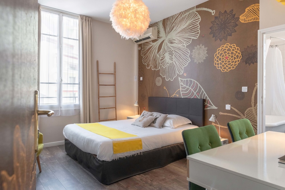 Large double bedroom with bath photo 2