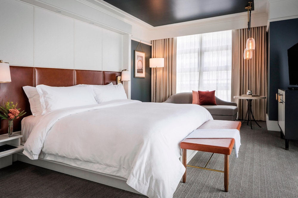 Grand Room, 1 King Bed, Corner