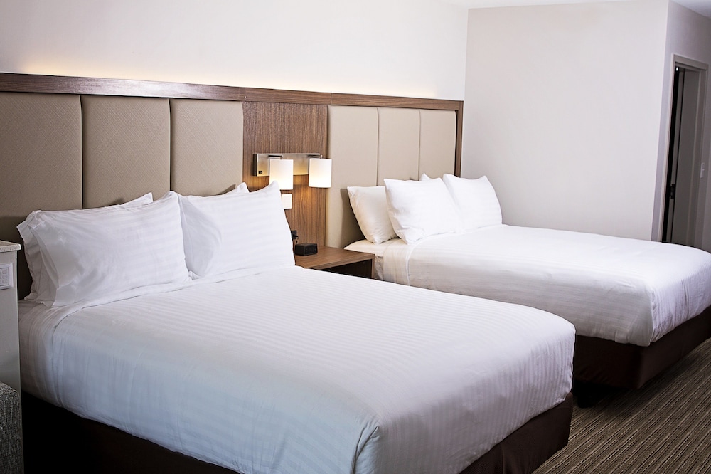 Suite, 2 Queen Beds, Accessible (Comm Mobil Tran Shwr) photo 2