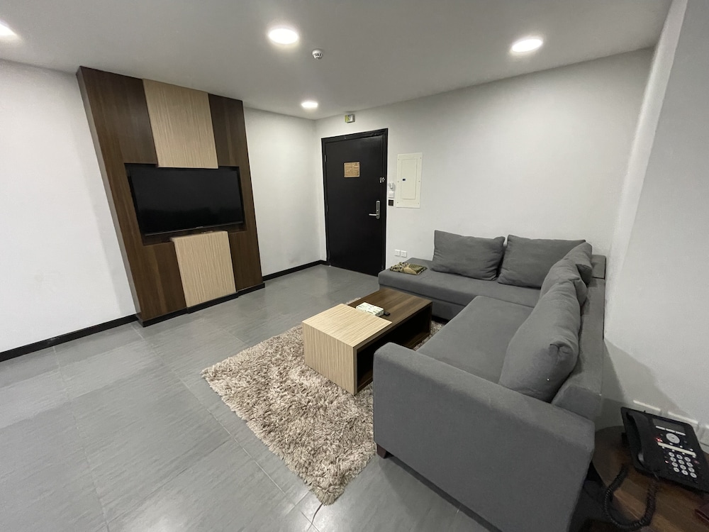 Deluxe One Bedroom Apartment - Photo 2