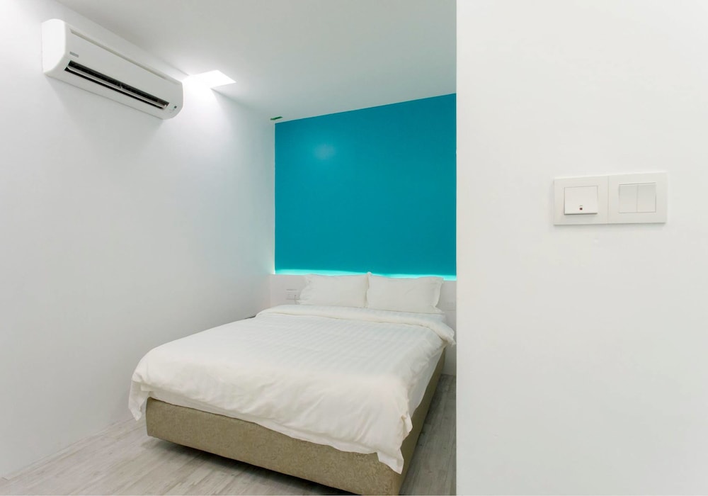Deluxe Room, 1 Queen Bed, No Windows photo 2