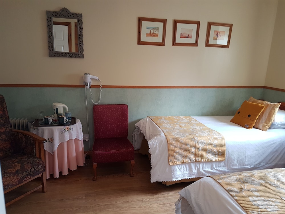 Twin Room, Ensuite (Breakfast Included) photo 3