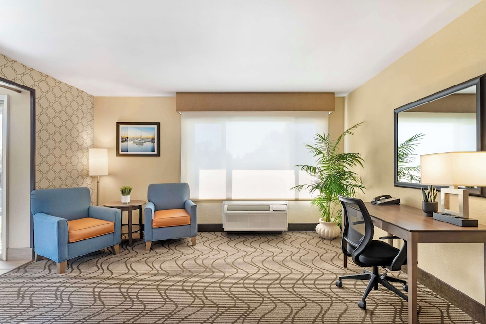 Suite, 1 King Bed, Non Smoking, Balcony - Photo 4