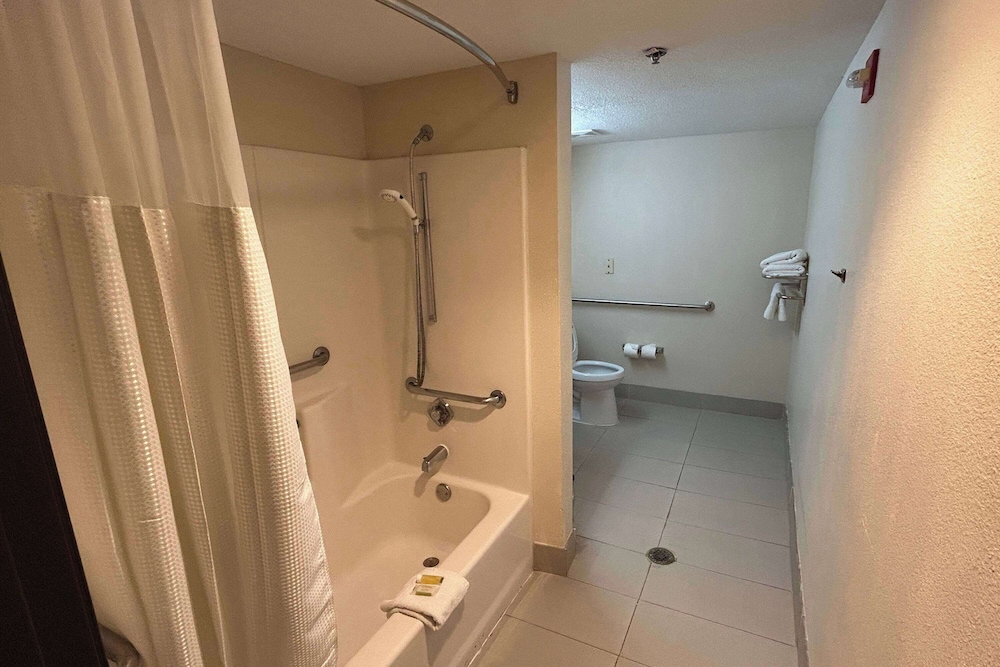 1 Queen Bed, Mobility Accessible Room, Bathtub w/ Grab Bars, Non-Smoking - Photo 3