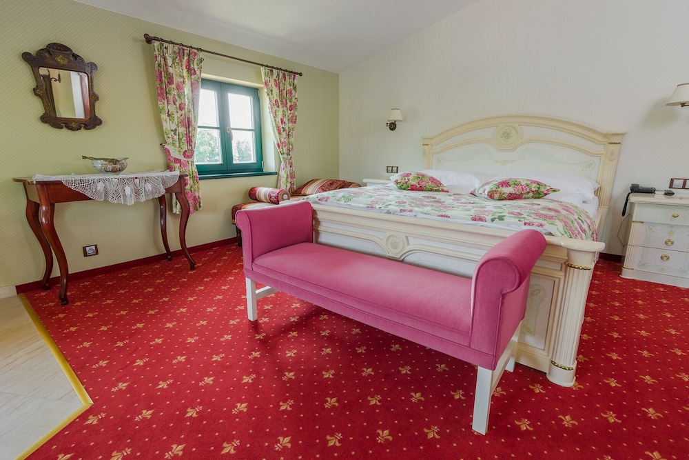 Suite, Bathtub, Garden View (Jacuzzi) photo 1