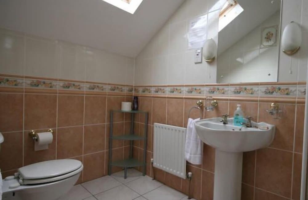 Classic Triple Room, Ensuite photo 2