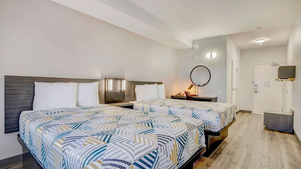 Standard Room, 2 Double Beds, Non Smoking - Photo 6