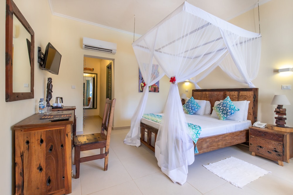 Deluxe Room, Pool View, Beachside photo 3