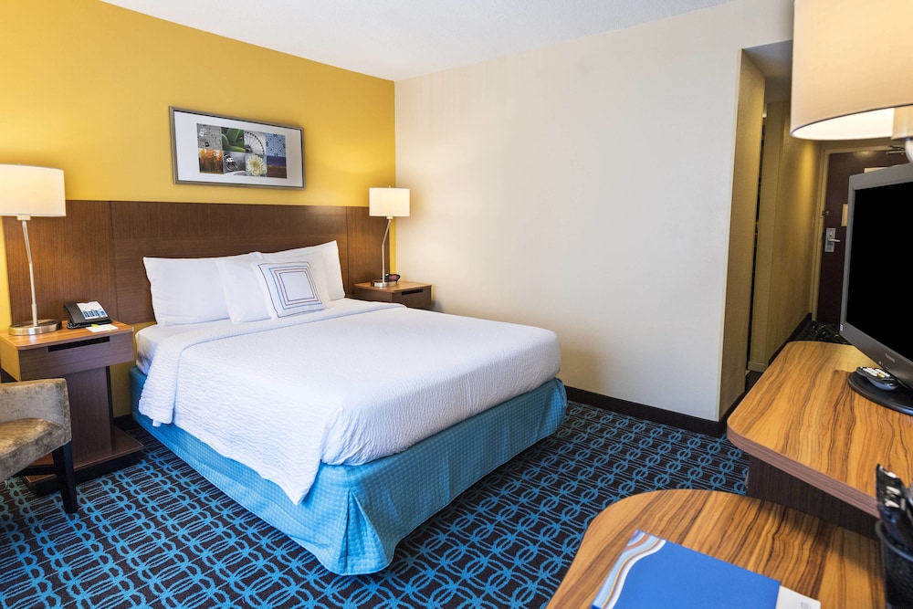 Room, 1 King Bed (Mobility/Hearing Access, Roll-In Shwr)
