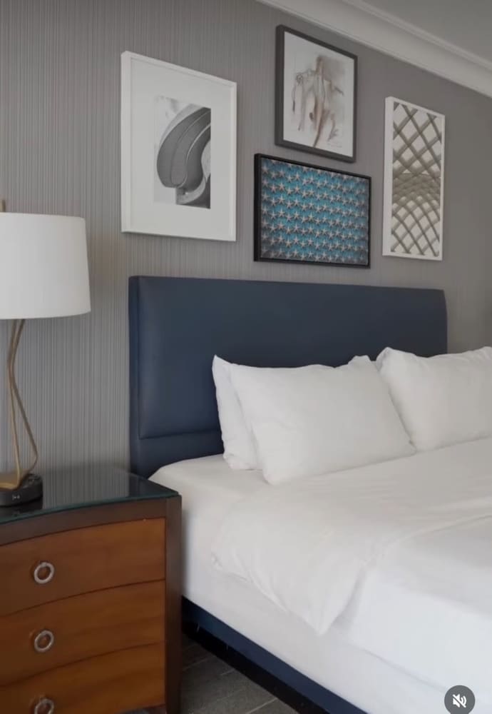 Classic Room, 1 King Bed (Mobility/Hearing Access, Roll-in Shwr) - Photo 7