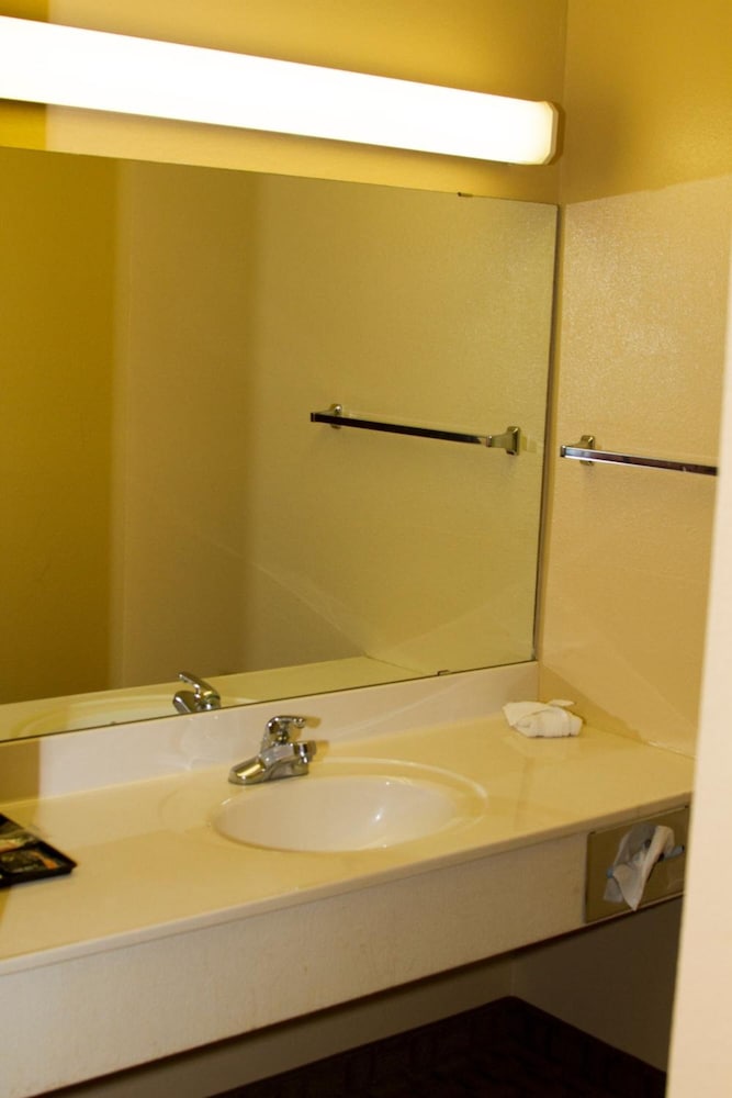 Standard Suite, 1 King Bed, Non Smoking (Whirlpool) photo 3