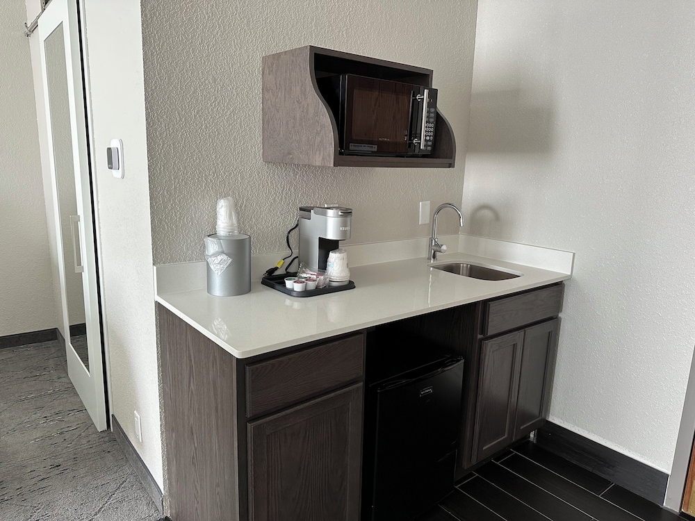 Suite, 2 Queen Beds - Photo 2