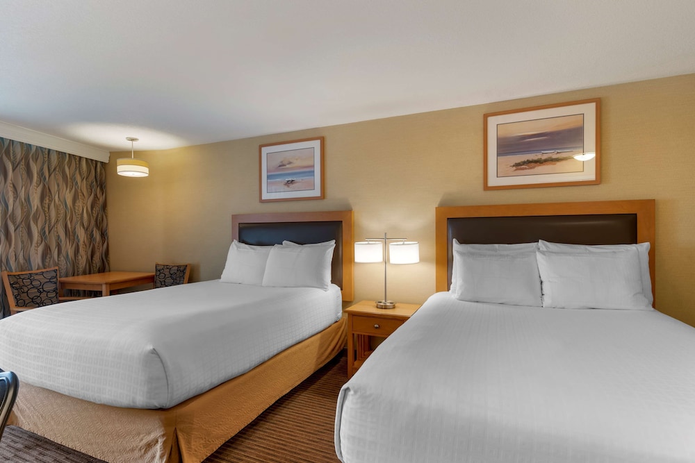 Standard Room, 2 Queen Beds, Balcony, Partial Ocean View photo 3