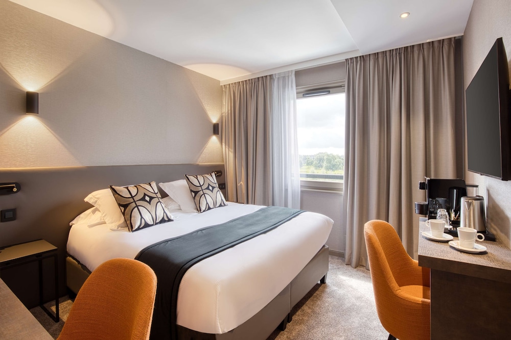 Classic Room, 1 King Bed, Non Smoking, City View - Photo 4