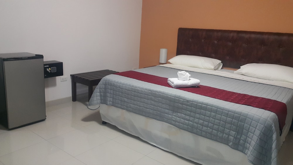 Comfort Room, 1 King Bed, Private Bathroom