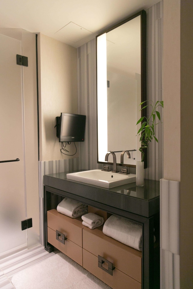 Hudson Square King Accessible