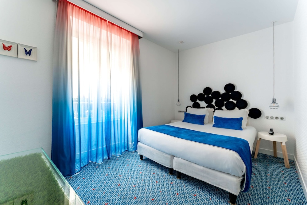 Superior Double Room, includes soft minibar, courtesy tray, digital press photo 2