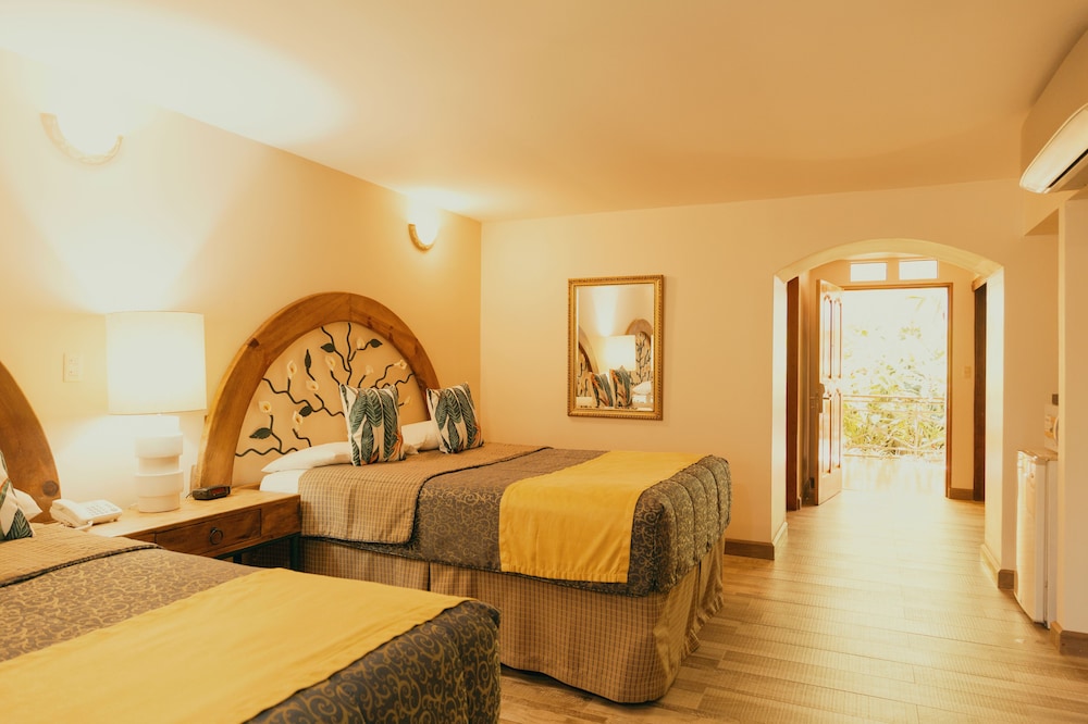 Junior Suite, 2 Queen Beds - Photo 2