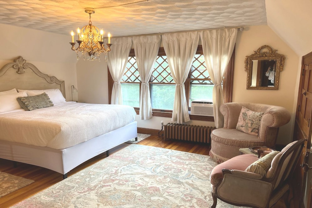 Premium Suite, 1 King Bed, Private Bathroom photo 1