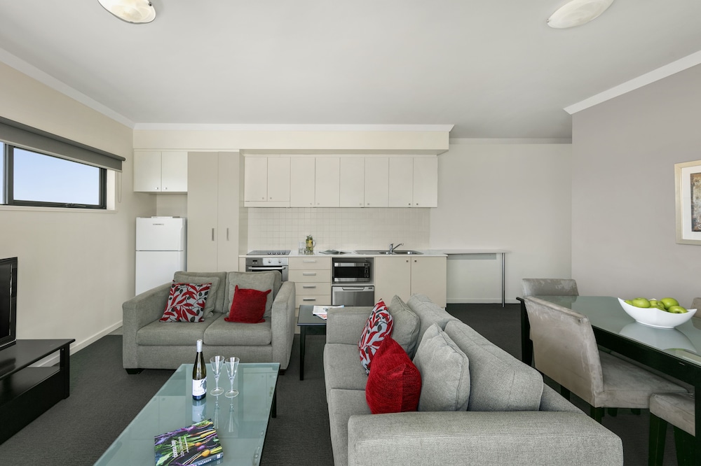 Apartment, 2 Bedrooms - Photo 2