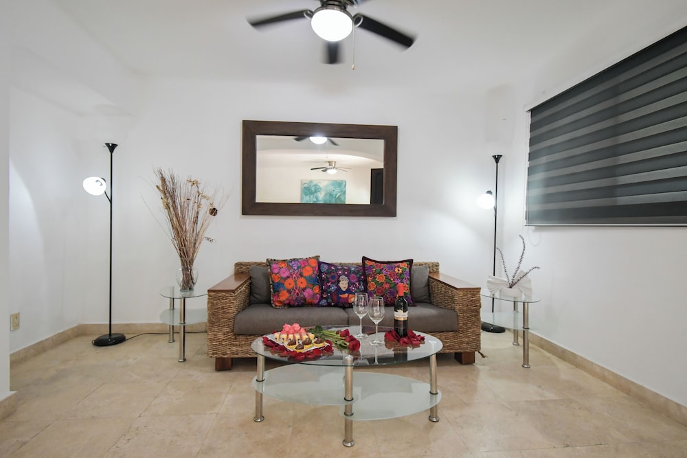 Honeymoon Suite - Photo 8