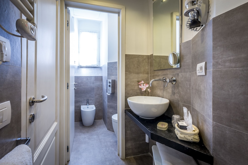 Luxury Suite - Photo 16