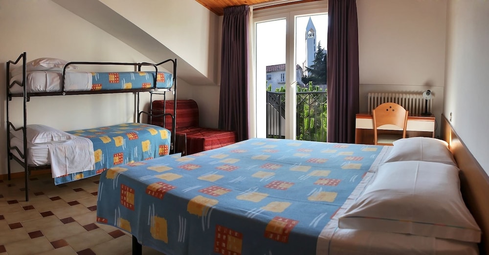 Quadruple Room, Hill View photo 1