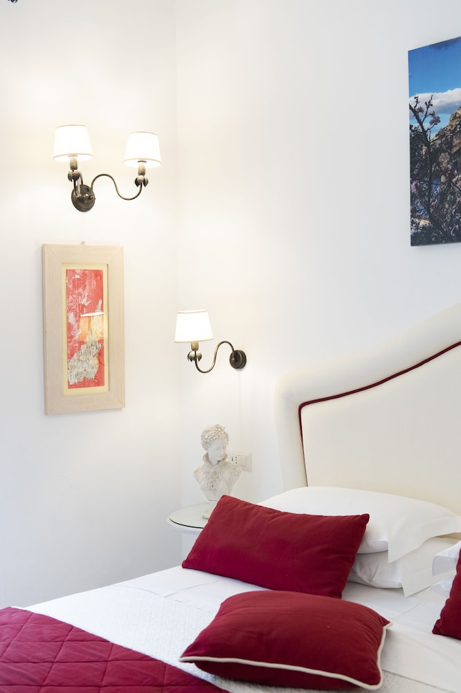 Standard Double Room (back view - no balcony) photo 3