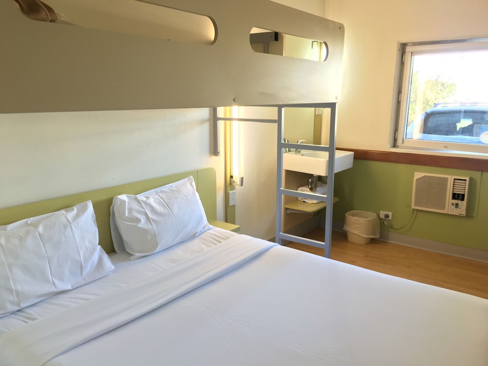 Standard Room, Multiple Beds photo 3