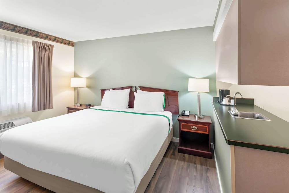 Traditional Suite, 1 King Bed (with Wet Bar) - Photo 2