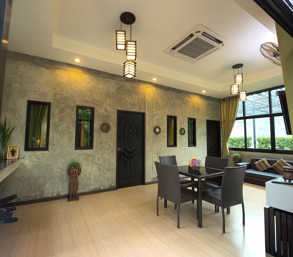Family Room 1 photo 3