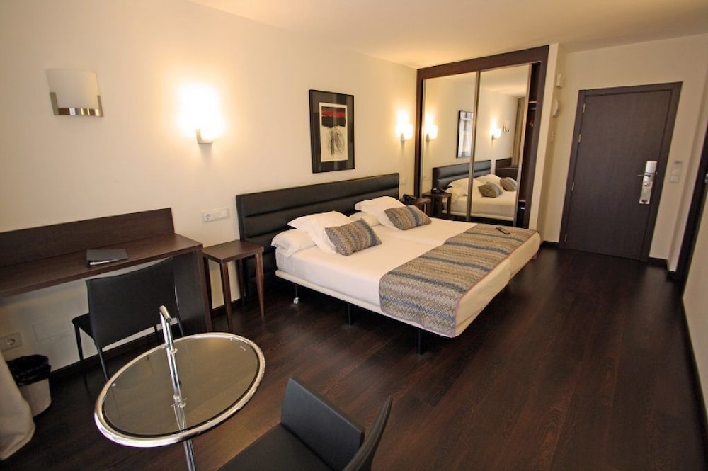 Attic Room - Photo 2