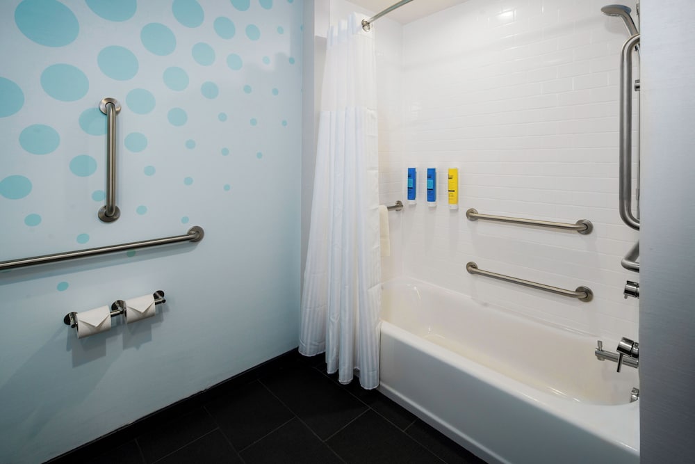 Room, 1 King Bed, Accessible, Bathtub - Photo 2