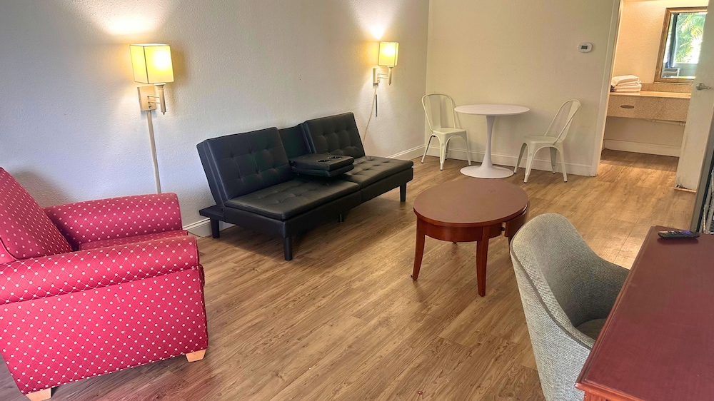 Deluxe Studio Suite, 1 King Bed photo 2