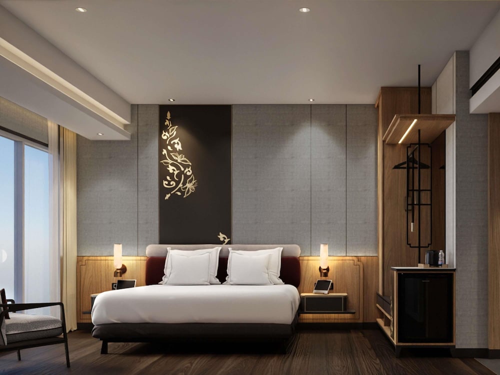 Deluxe Room, 1 King Bed, City View