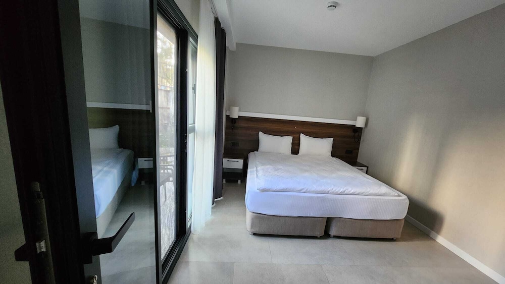 Standard Double or Twin Room, Private Bathroom, Courtyard View photo 1